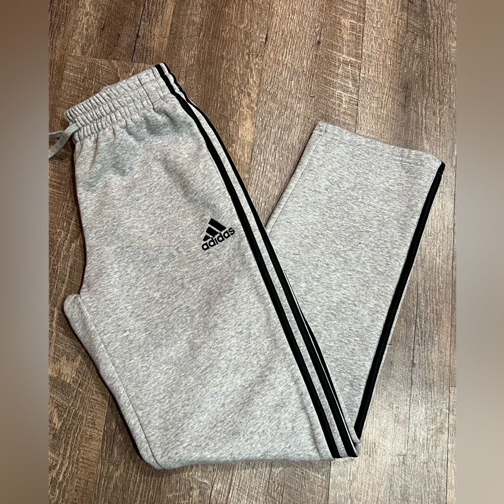 Adidas Essentials 3-Stripes fleece pants in grey. Size S in Boys